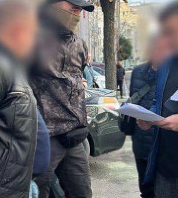 У Києві на хабарі в тисячу доларів затримали податківця