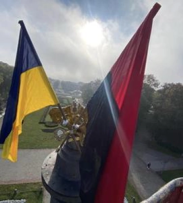 У Полтаві оновили національні прапори на Золотому орлі