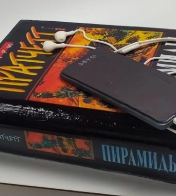 Солодке фентезі: кондитер з Дніпра приготував торт у вигляді книги Пратчета