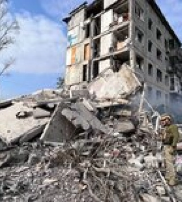 Авдеевка. Россия разбомбила авиацией пятиэтажку, под завалами может быть человек – фото