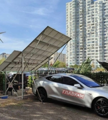У Києві власник Tesla облаштував зарядну станцію у дворі багатоповерхівки (Фото)