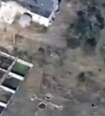 Російські танкісти не змогли сховатися від FPV-дрона &quot;Дикі шершні&quot;. ВIДЕО