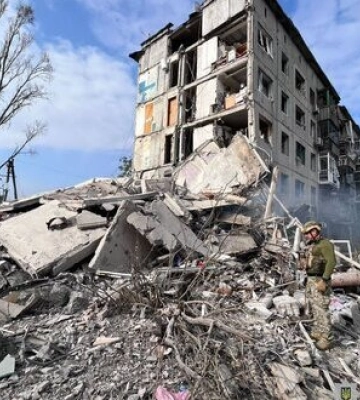 В Авдіївці авіаударом знищено п’ятиповерхівку, під завалами міг опинитися чоловік. ФОТОрепортаж