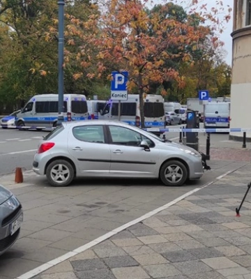 В Варшаве мужчина вылез на памятник и угрожал подорвать себя