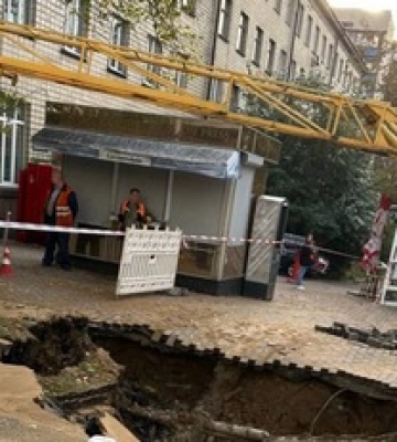В центре Киева прорвало трубу: десятки домов остались без воды