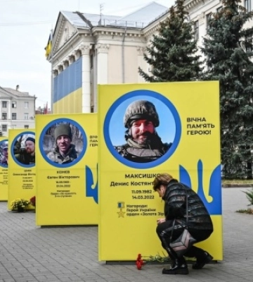 У Запоріжжі на Алею Героїв додали нові стенди з портретами загиблих бійців, — ФОТО