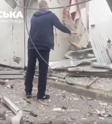 Появилось видео последствий обстрела рынка в Херсоне