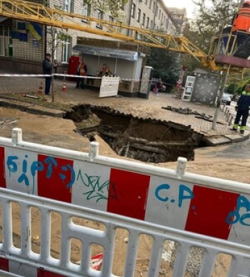 В центре Киева прорвало водопровод: несколько домов без воды, перекрыто движение