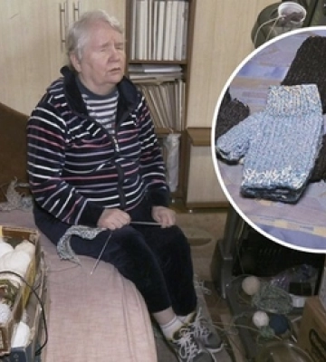 &quot;Щодня по парі&quot;: незряча волонтерка з Луцька сплела чергову партію робочих рукавиць для волинських бійців