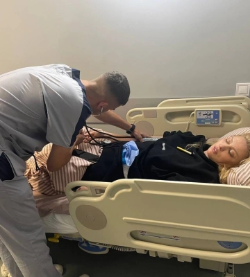 Оля Полякова потрапила до лікарні та налякала величезними синцями на руках