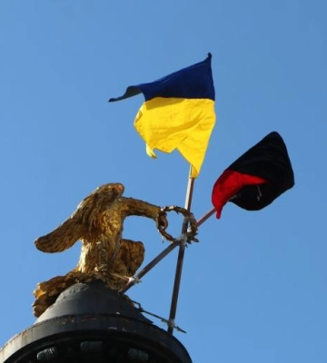 На Монументі слави в Полтаві оновили червоно-чорний та синьо-жовтий прапори