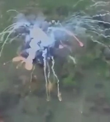 Воины ВСУ выстрелом из САУ &quot;Krab&quot; уничтожили российский танк Т-80 на Запорожье. ВИДЕО