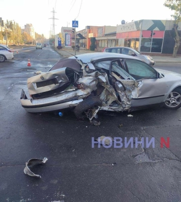У Миколаєві зіткнулися «БМВ» та «Фольксваген»: постраждав водій, пошкоджено світлофори