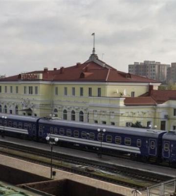 Залізничний вокзал у Херсоні переходить на резервне живлення через ворожі обстріли