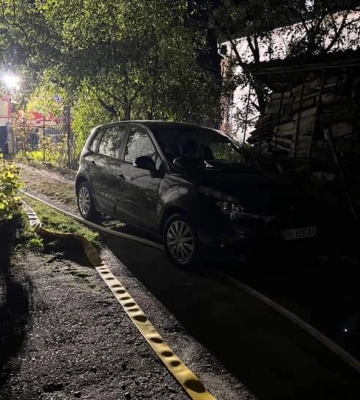 У Сарнах врятували від вогню два легковики