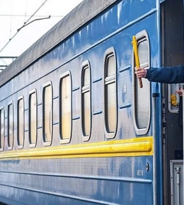 Россияне сбросили авиабомбы на Херсон: город частично обесточен