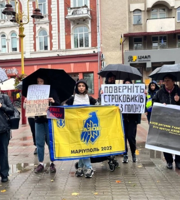 Не забувати про полонених. У Франківську мирна акція на підтримку захисників “Азовсталі”