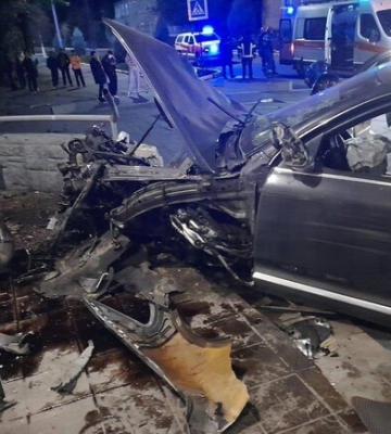 В Днепропетровской области в результате ДТП водителя зажало в изуродованном автомобиле