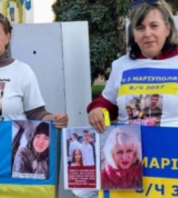 У центрі Луцька люди вийшли на акцію, щоб нагадати про полонених захисників Маріуполя