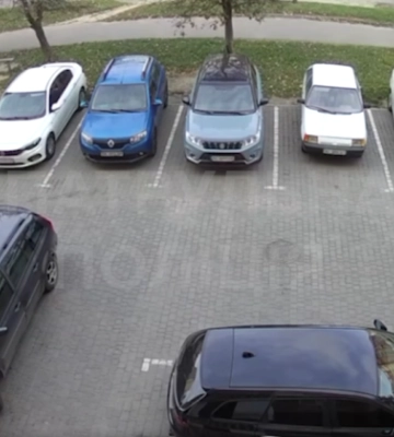 В Луцке водитель несколько раз наехал на припаркованное авто и уехал: видео от полиции