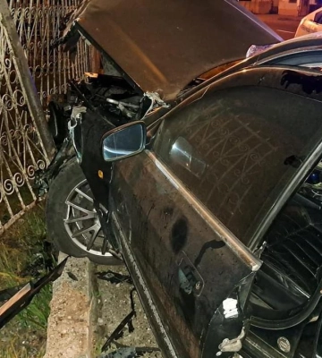 Водій Audi, яка в Ужгороді поміж двох стовпів влетіла в огорожу, був п&#039;яний - поліція (ФОТО)