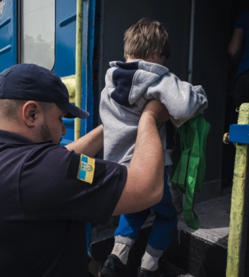 Понад 40 тисяч дітей лишаються на Донеччині. ОВА заявляє про загострення на фронті й закликає до евакуації