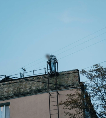У Києві діти залізли на дах будинку та не змогли спуститися: допомагали рятувальники