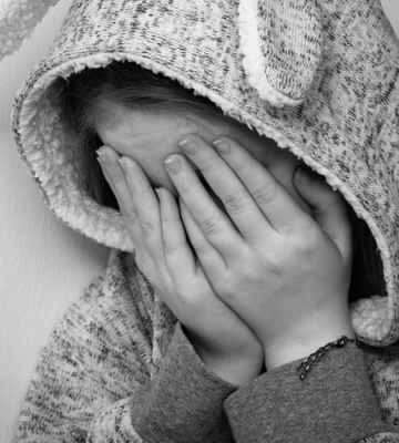 Поставили на коліна та били: у Дніпрі підлітки знущалися з дівчини. Відео