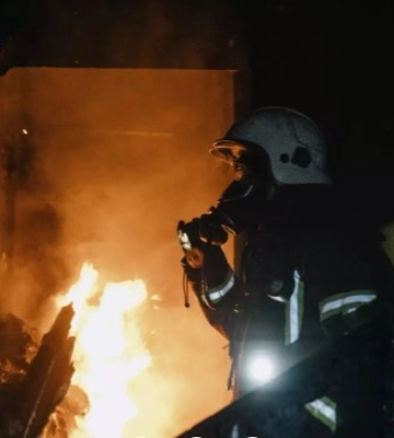 Тіла двох жінок виявили київські рятувальники під час пожежі у приватному будинку (ВІДЕО)