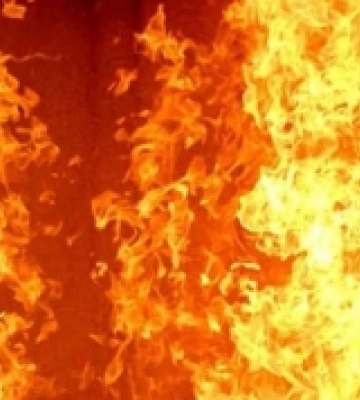 У пожежі в Сарнах ледь не згоріли два авто