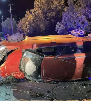 На Дніпропетровщині водій на Skoda врізався у стовп та перекинувся: четверо постраждалих