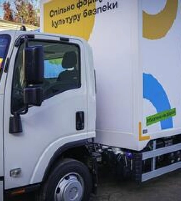 Полтавці отримали автомобіль для навчання дітей - мобільний клас безпеки