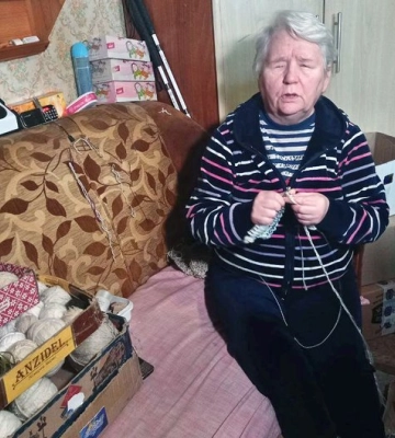 Щодня по парі: незряча волонтерка з Луцька плете рукавиці для бійців