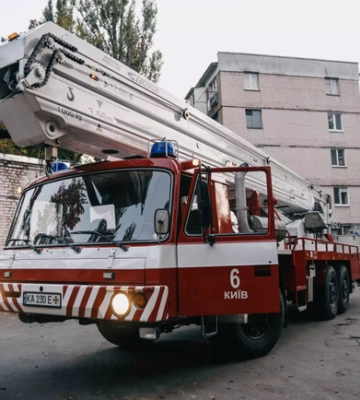 У Києві двоє підлітків застрягли на даху