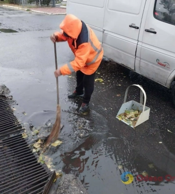 Одесские коммунальщики ликвидируют последствия непогоды 