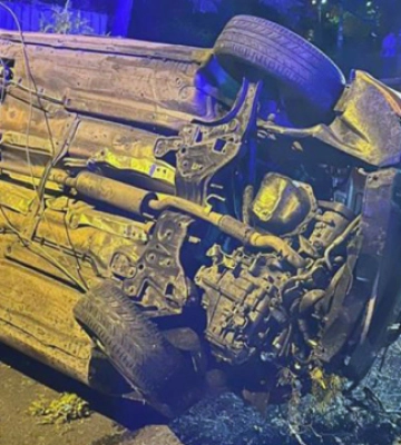 У Кривому Розі автівка врізалась у стовб і перекинулась, постраждали троє підлітків