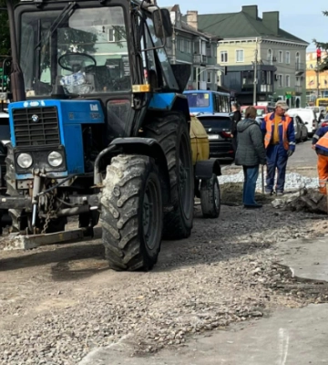 На тротуарі у Рівному кладуть асфальт, щоб побороти калюжі