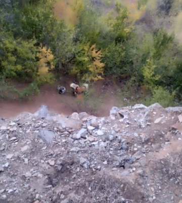 На Дніпропетровщині з рудного кар’єру врятували двох дівчат, фото