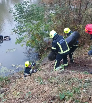 В Дніпровському районі автомобіль злетів у річку: загинули люди