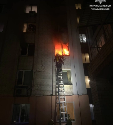Черкаські патрульні рятували жителів багатоповерхівки, в якій виникла пожежа