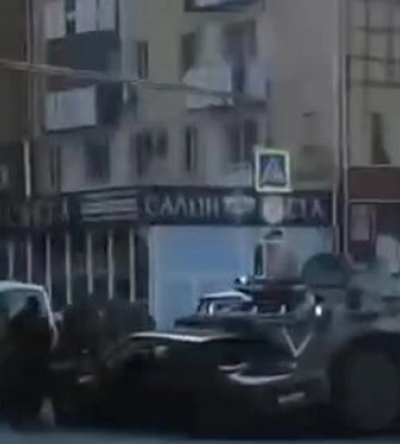 Російський БТР наїхав на цивільну автівку в окупованому Луганську. ВIДЕО