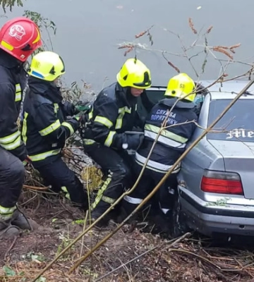 На Днепропетровщине спасатели достали из воды автомобиль с тремя погибшими