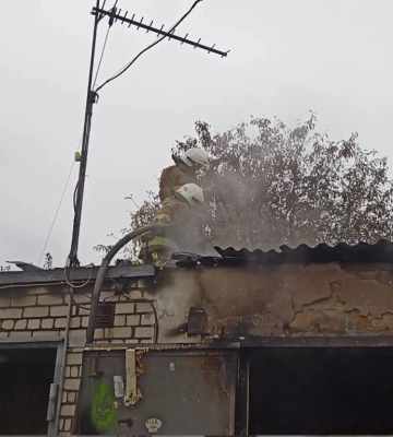 У Конотопі, приборкуючи пожежу, вогнеборці врятували два гаражі та автомобіль