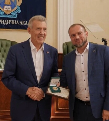 Фігурант кримінальної справи Ківалов нагородив директора одеського НАБУ