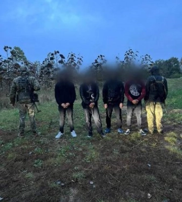 На Закарпатті прикордонники затримали двох киян, які намагалися перетнути кордон за підробленими документами