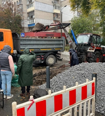 В центрі Дніпра прорвало трубу: зникло водопостачання, обмежено проїзд