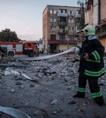 ДСНС: у Херсоні рятувальники гасили пожежу під російськими ударами