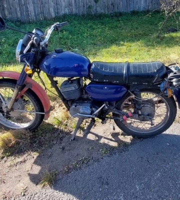 На Сумщині молода водійка за кермом «BMW» знесла з дороги мотоцикліста (ФОТО)