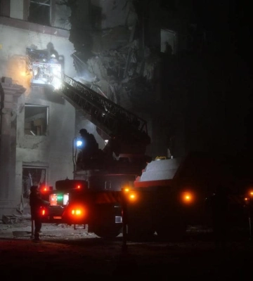 Зі зруйнованої російською ракетою багатоповерхівки у Запоріжжі евакуйовано 50 людей - ДСНС
