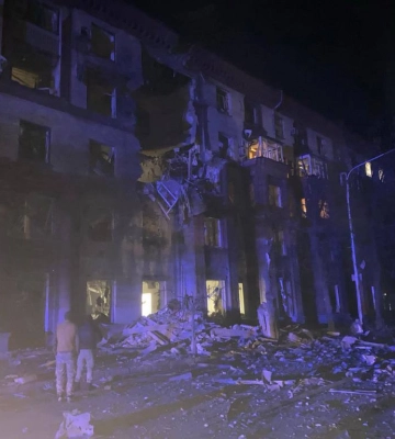 Ищут под завалами: в Запорожье ракета попала в квартиру, где жили молодые супруги